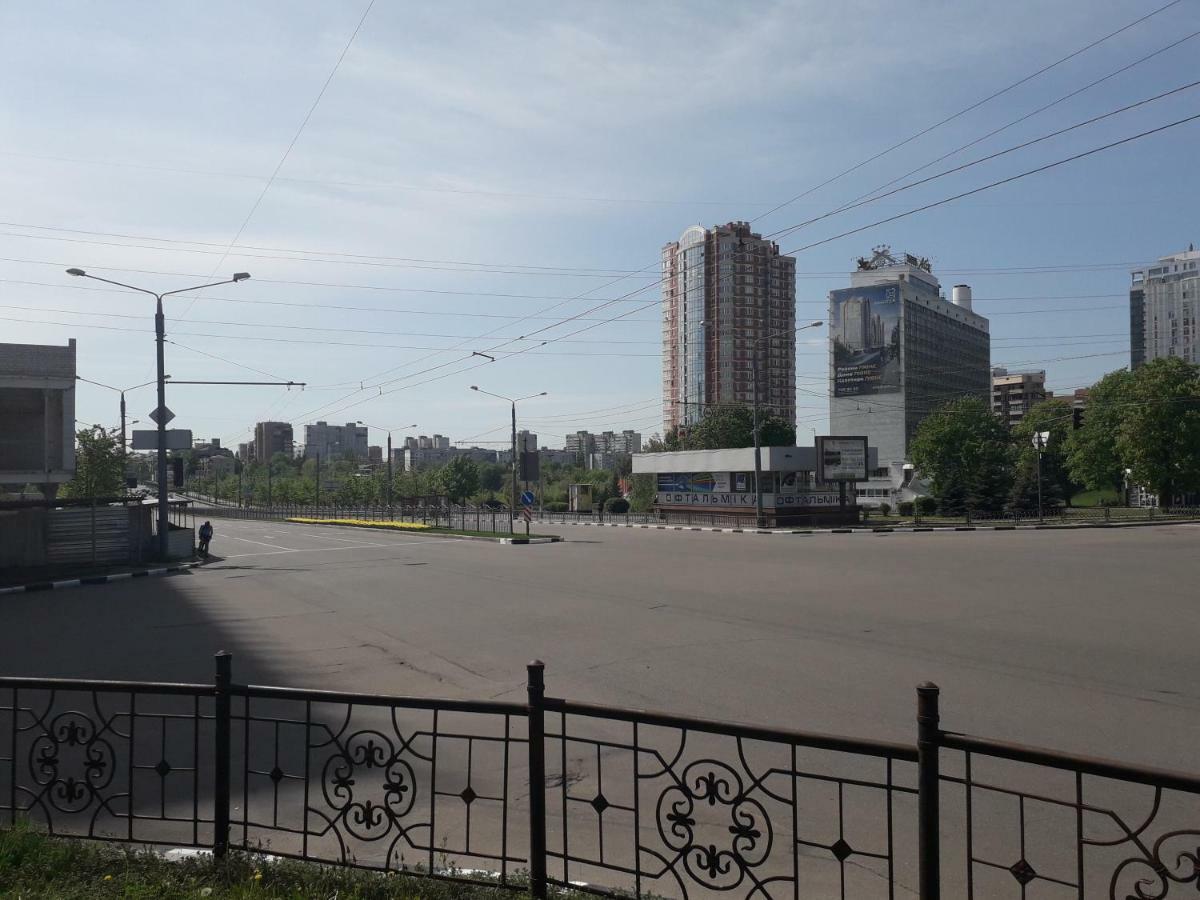 Apartment 30 M2 On Sergei Esenin 11 คาร์คิฟ ภายนอก รูปภาพ