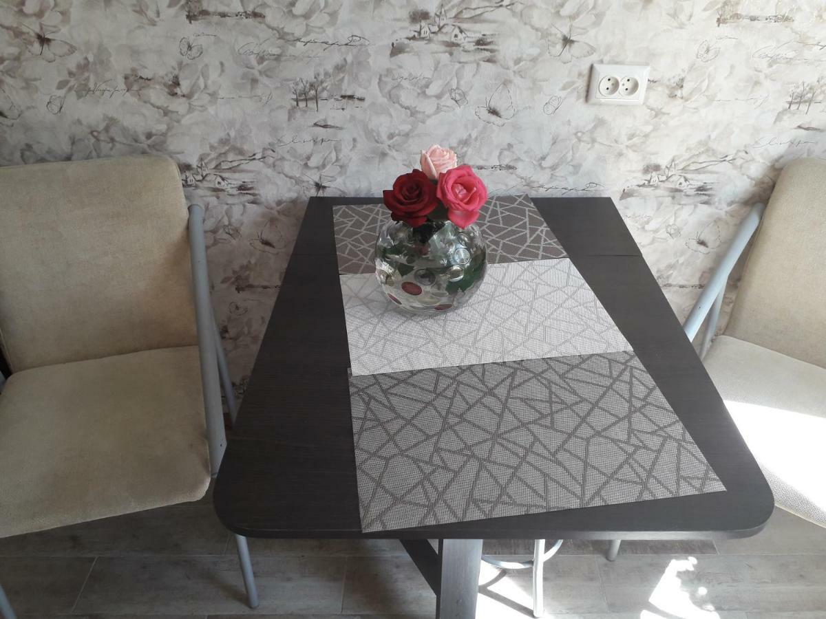 Apartment 30 M2 On Sergei Esenin 11 คาร์คิฟ ภายนอก รูปภาพ