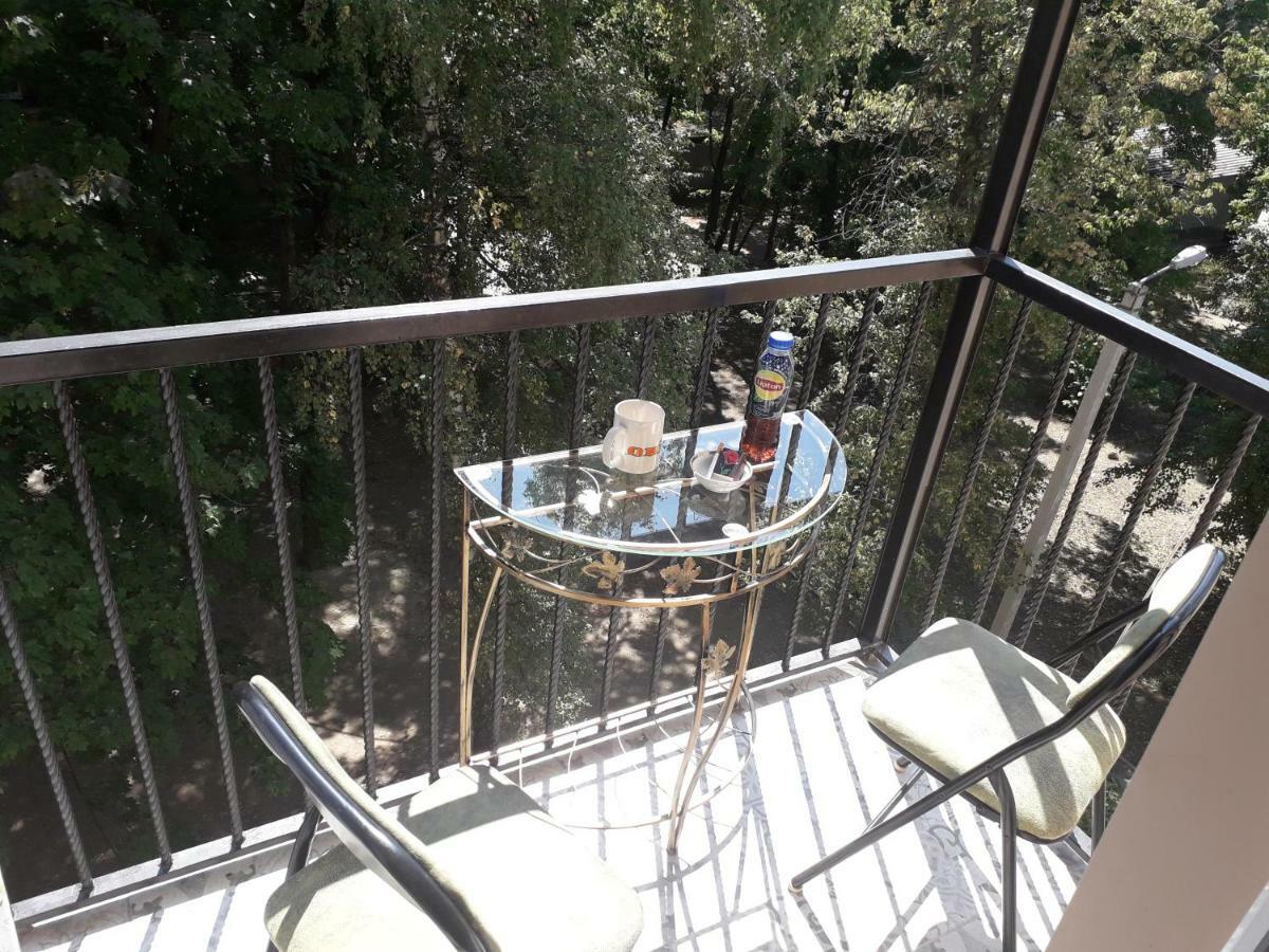 Apartment 30 M2 On Sergei Esenin 11 คาร์คิฟ ภายนอก รูปภาพ